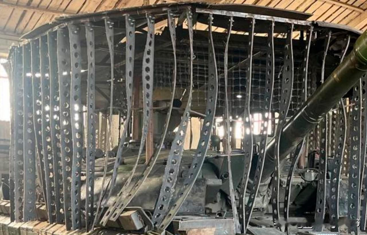 🇷🇺为了提高T-90M坦克抵御神风特攻队无人机袭击的生存能力，乌拉尔车辆厂（