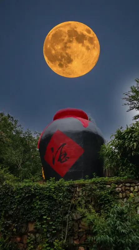 上联：明月杯酒寄相思；下联：淡雾疏林写客愁。