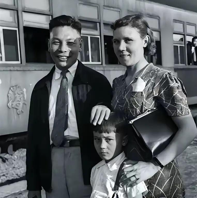 1925年，15岁的蒋经国远赴莫斯科中山大学留学，在这里他遇见冯玉祥14岁的女儿