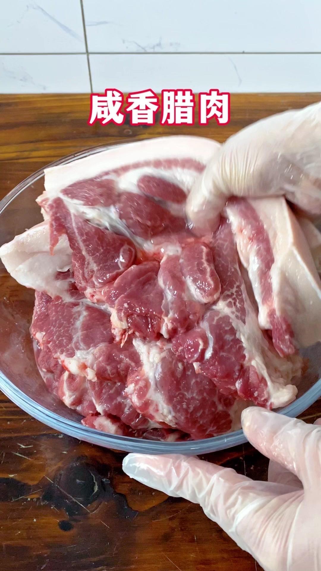 猪前腿肉不要洗，直接倒入52度以上高度白酒充分拌匀，再加入盐和少许五香粉翻拌涂抹