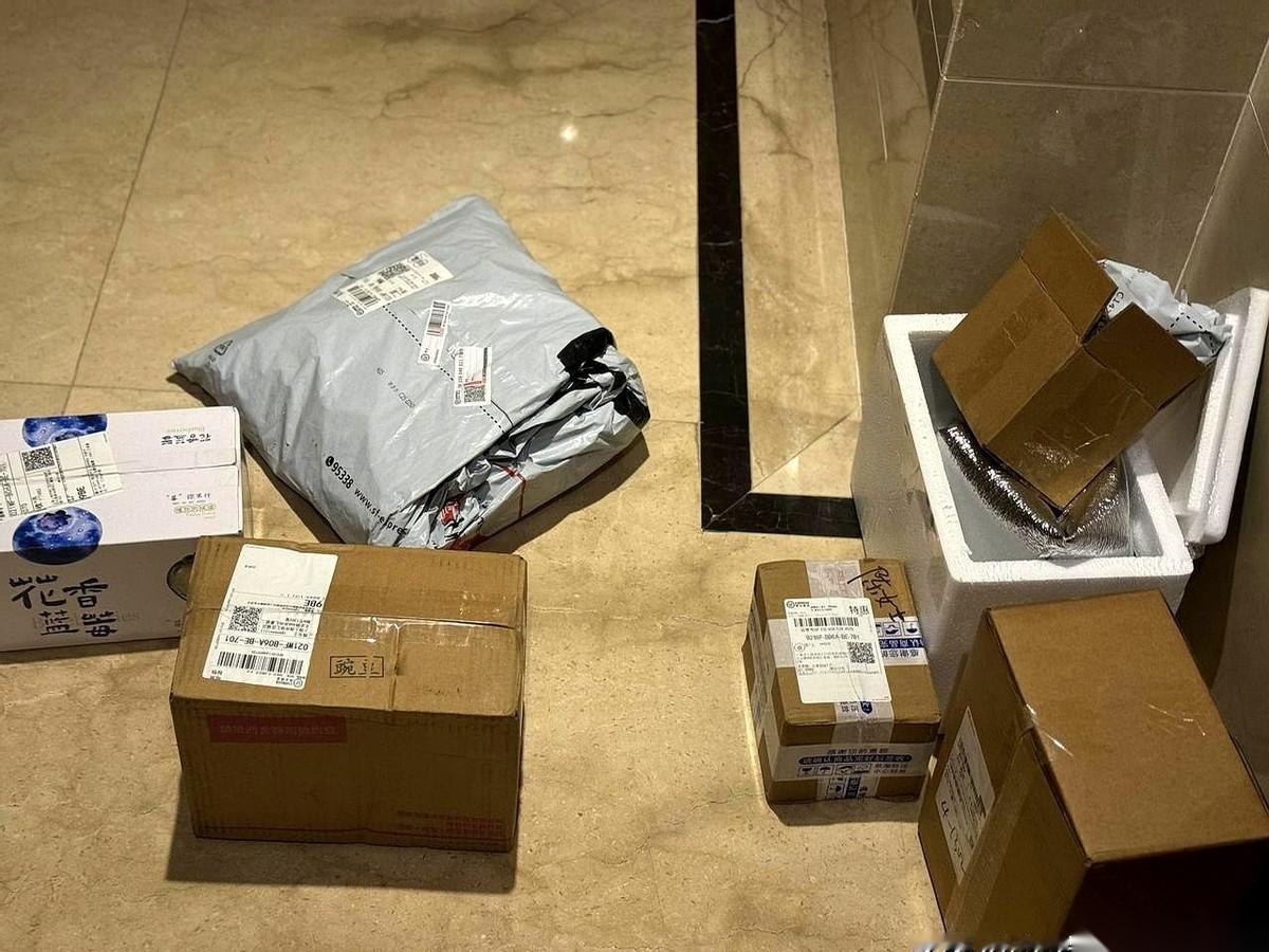 一只鸡，258。朋友推荐的，下单的时候手都抖了一下，心想这是什么“镶金边儿”的