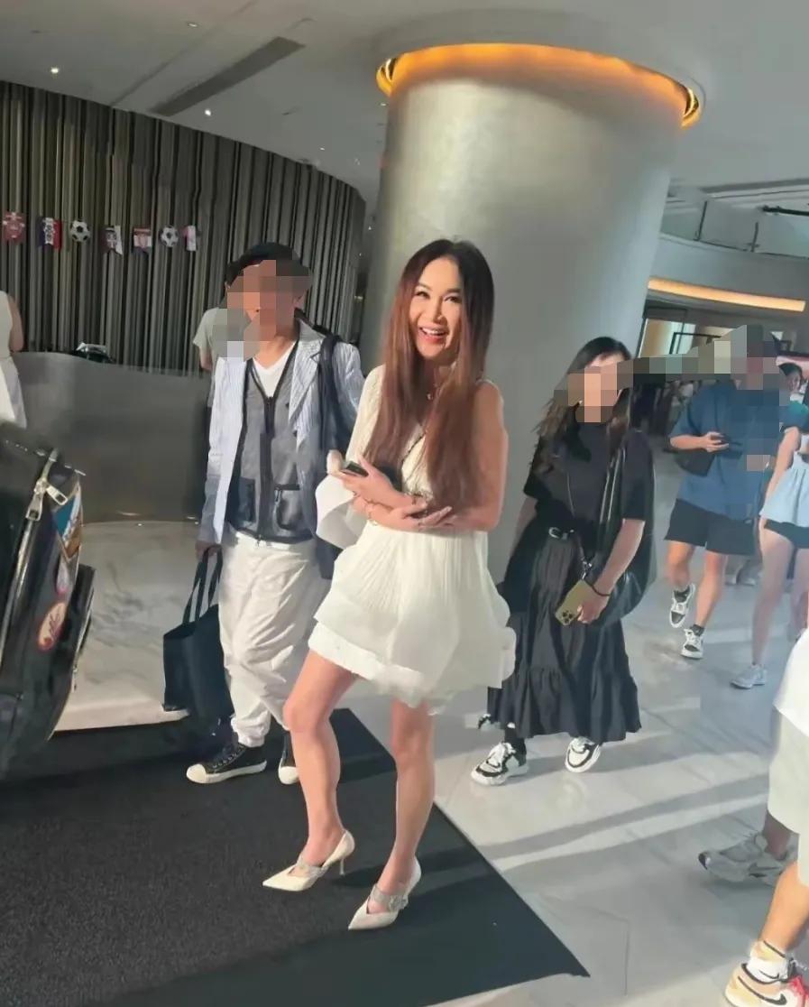 温碧霞在香港街上被偶遇我的妈呀，这也太年轻了吧穿得像个少女似的好喜欢温碧霞