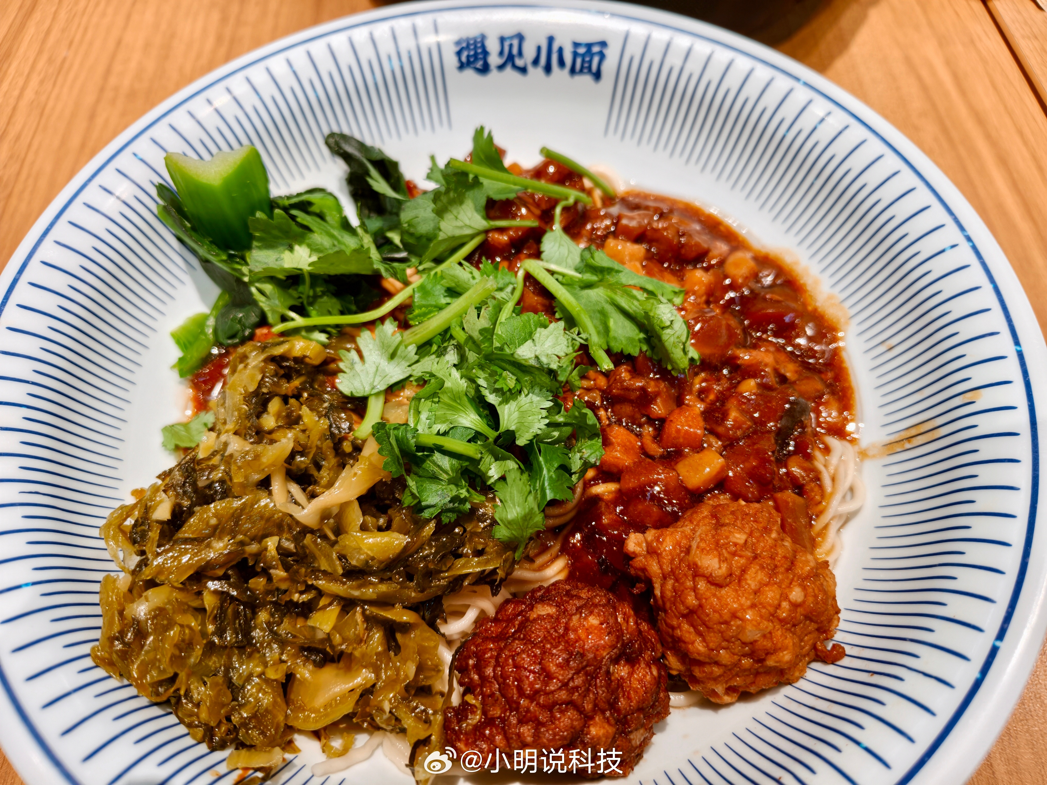 早啊，机场先来一碗酸菜卤肉面，吃饱了准备飞厦门。生活手记
