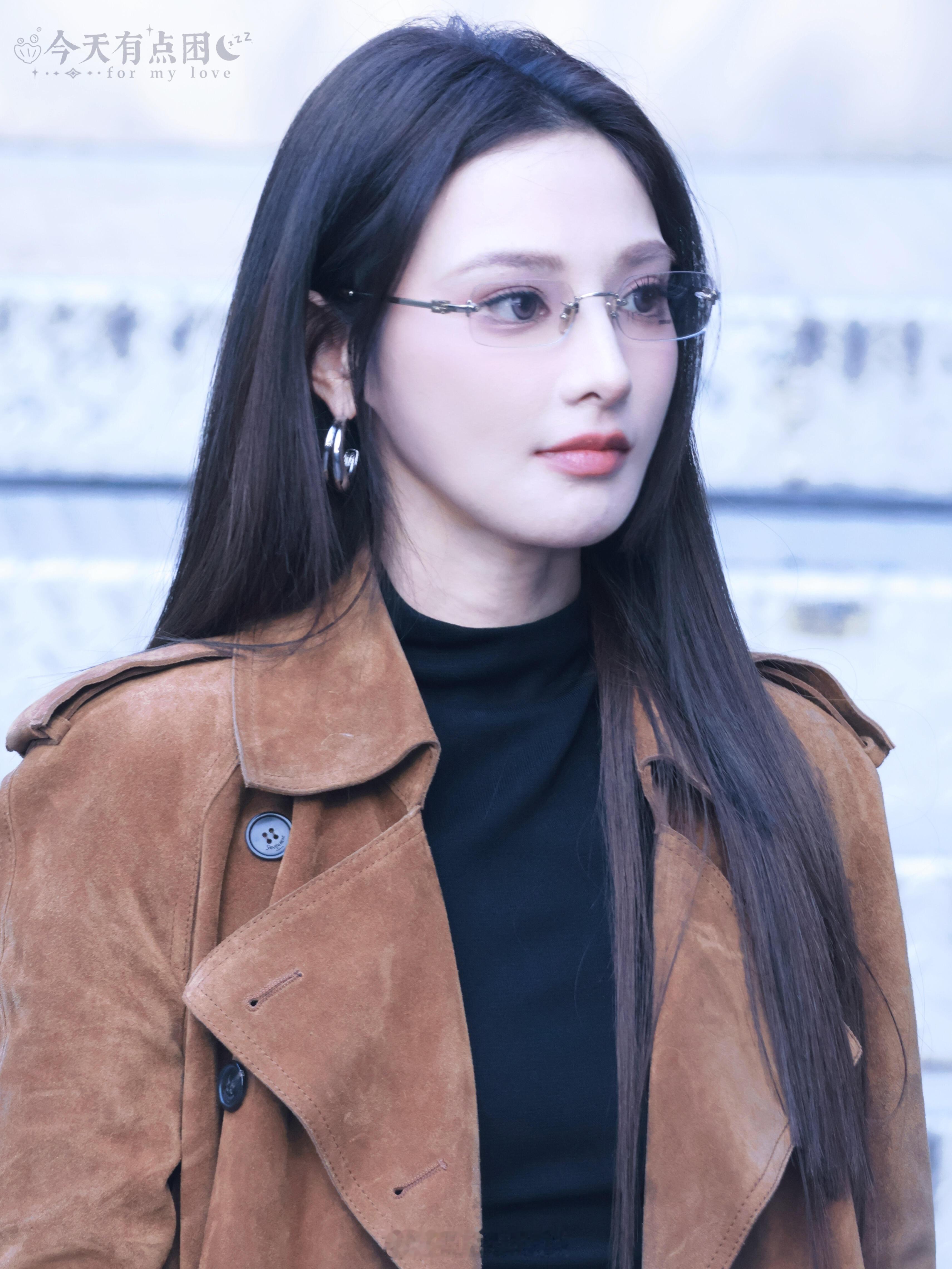彭小苒完全是主人级别在彭小苒的身上，时尚单品被赋予了灵魂。她掌握着恰到好处的分寸