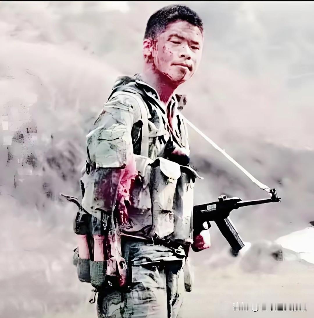 这张照片凝固了独臂英雄丁晓兵在对越自卫反击战里的铁血时刻。硝烟滚滚的战场上，他