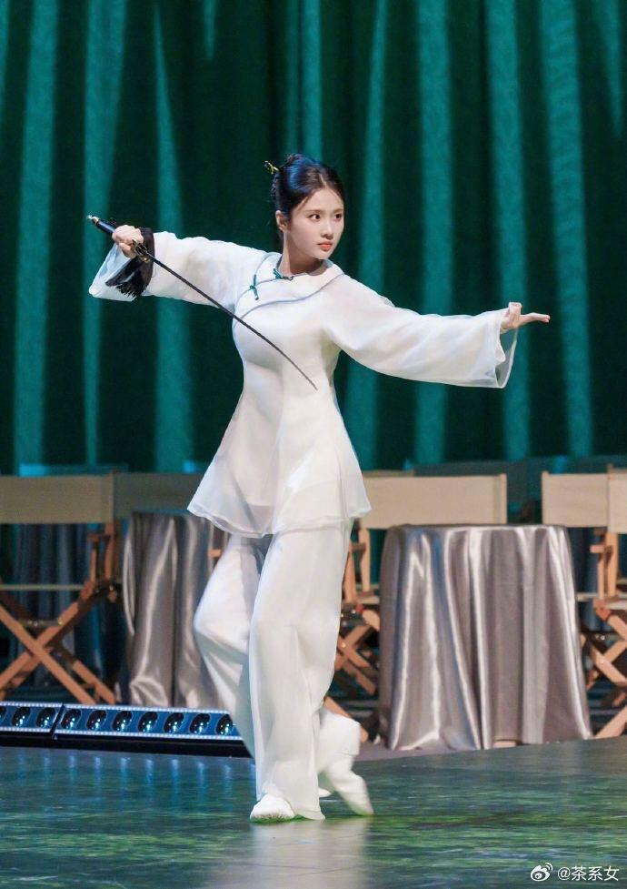 张慧雯谋女郎出身却混得最差，同期其他人早已是顶流，她只能上乘风2026翻红。