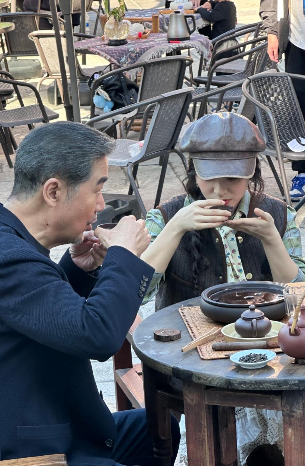 在福建漳州偶遇张国立老师和沈月拍戏啦，这画面也太有感觉了！俩人坐在一起聊天的样子