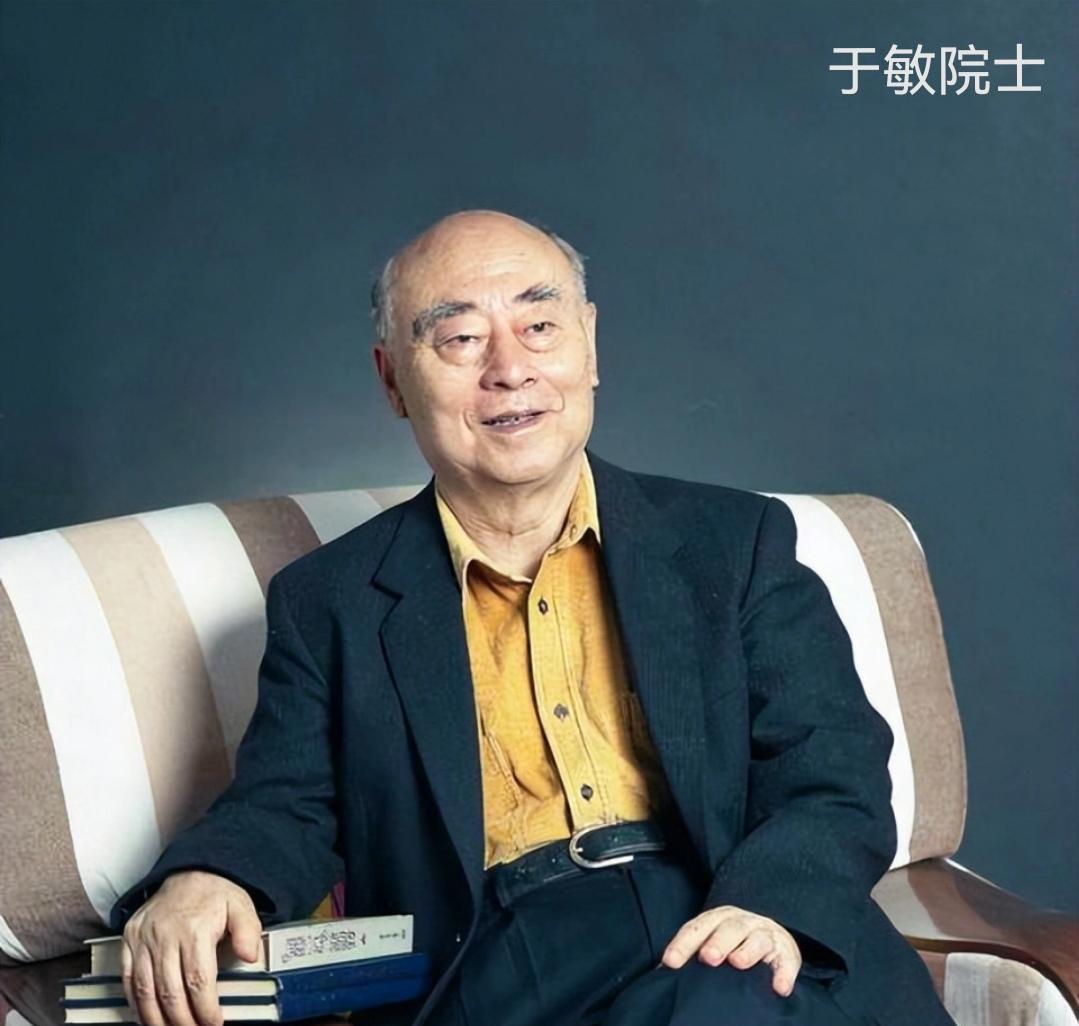 说到何祚庥院士在当年氢弹研究工作中的作用，有人说，他其实连足球场上的边锋都算不上
