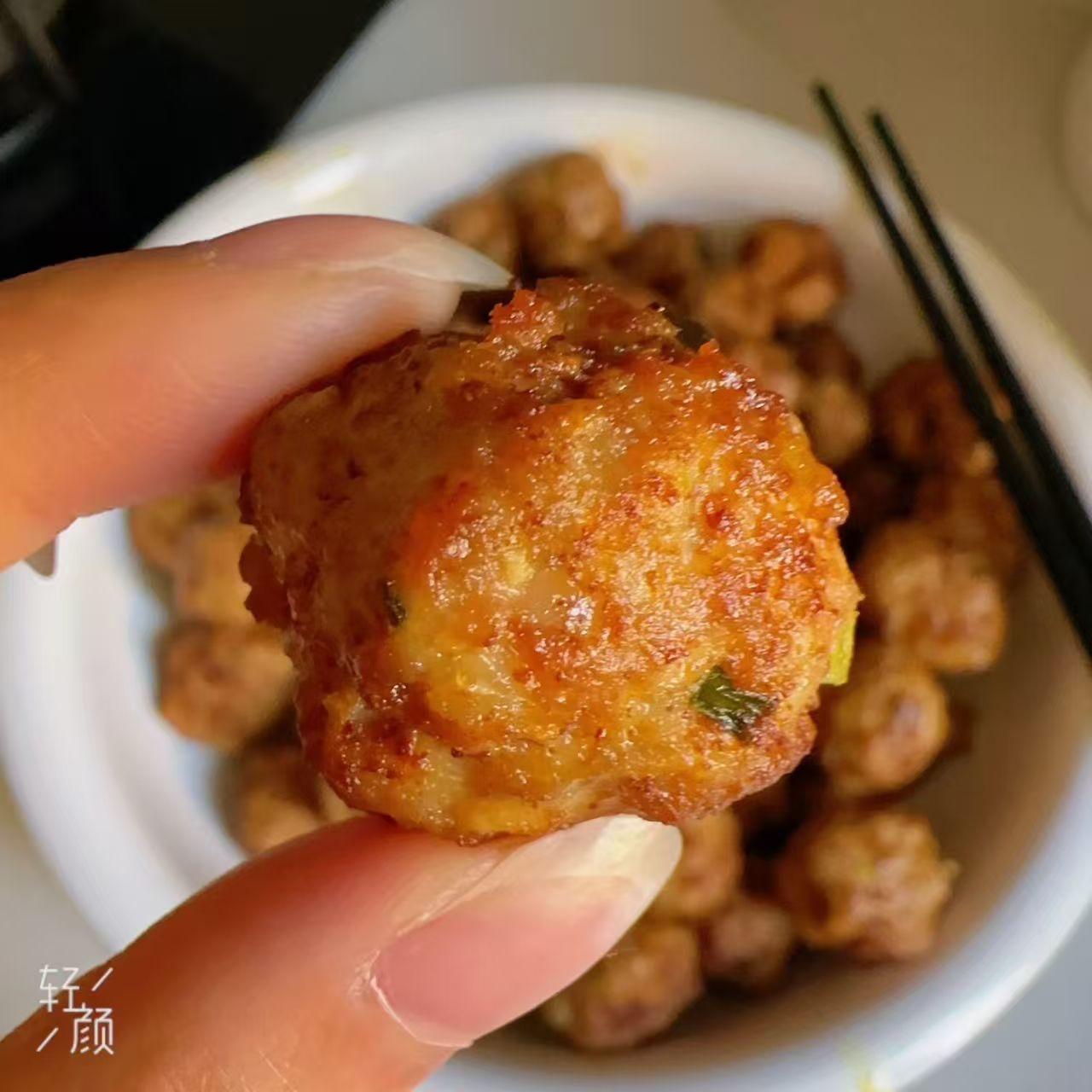 休息在家干什么？当然是陪老妈炸香喷喷的肉丸子啦！[爱心][爱心][爱心]还记