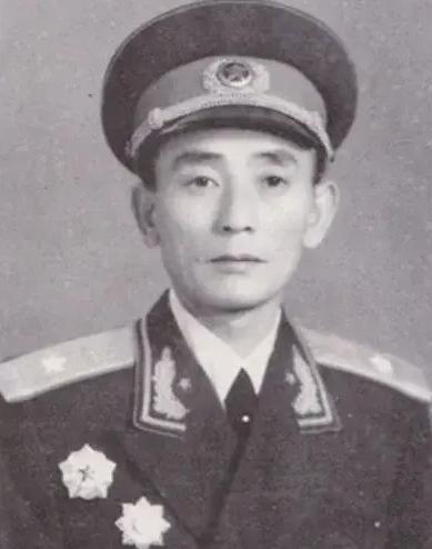 1973年，福州军区副司令的妹妹进城，特意来看望他，期间，妹妹对哥哥说：“哥，我