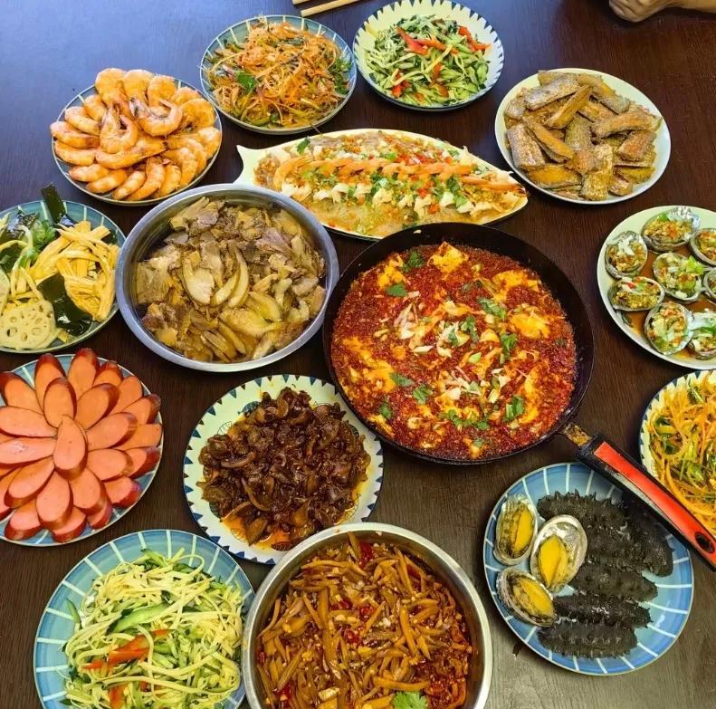 我儿子高考考了645分，我们家十一口人，花了四百六十块钱，在我妈家做了16个菜，