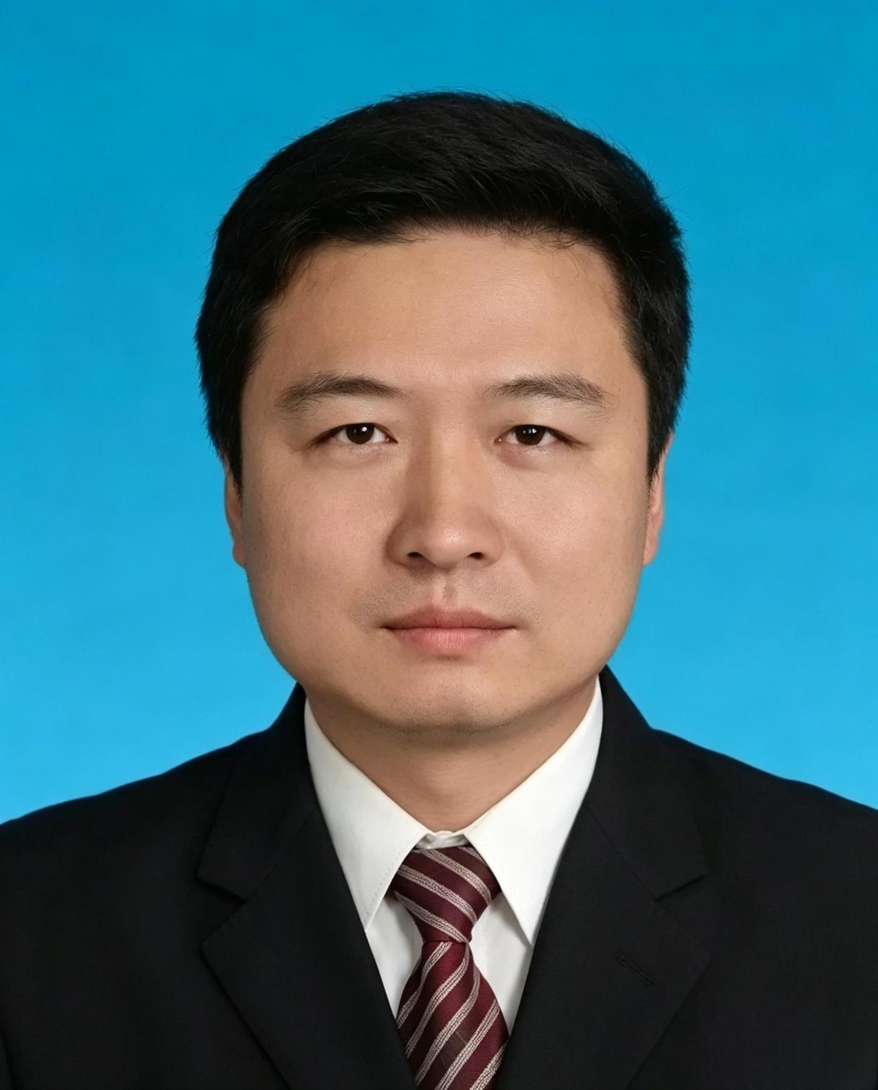 这是贾平凹的女婿、贾浅浅的丈夫贾少龙。贾少龙比贾浅浅大2岁。两人都是陕西人，相识