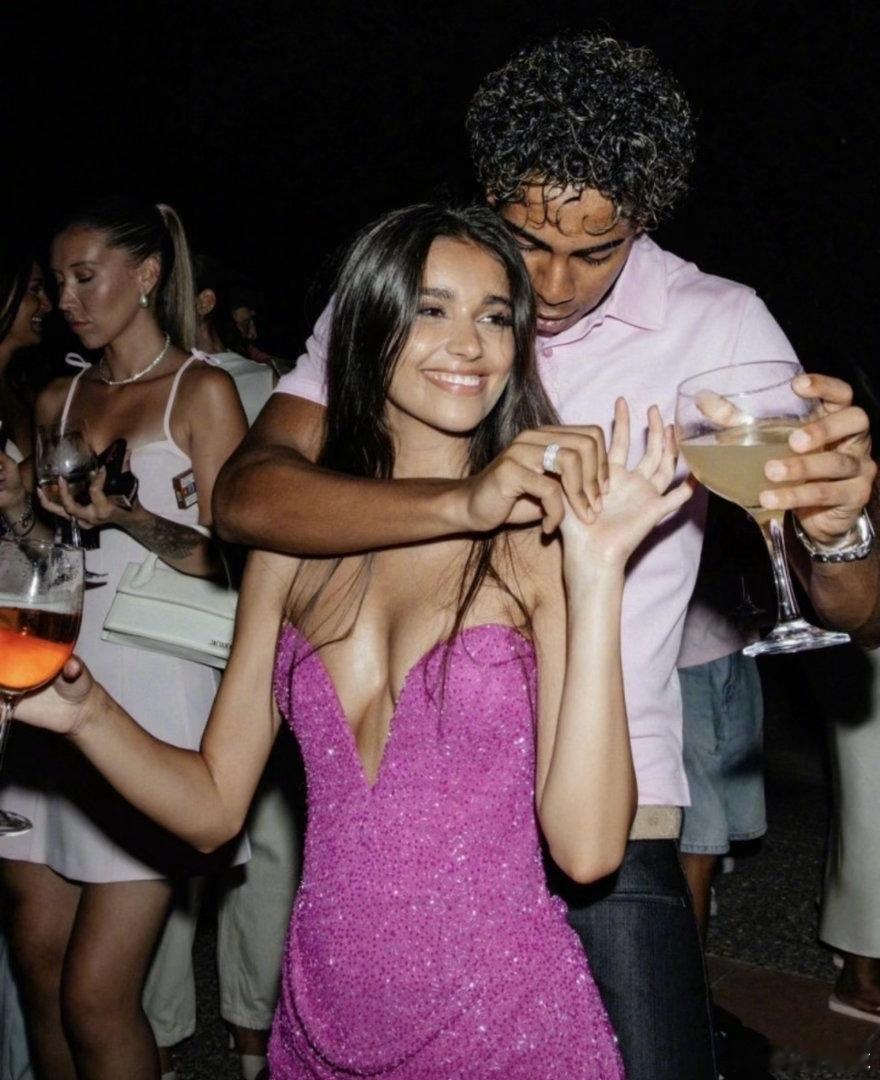 19岁亚马尔举办盛大派对庆生亚马尔粉色生日派对打破分手传闻亚马尔与女友加西亚同步