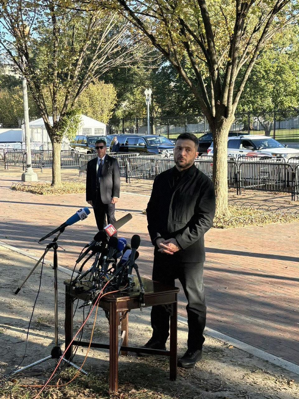 造访白宫以后，白宫拒绝泽连斯基召开记者招待会。然后泽连斯基继续发挥了演员的本色，