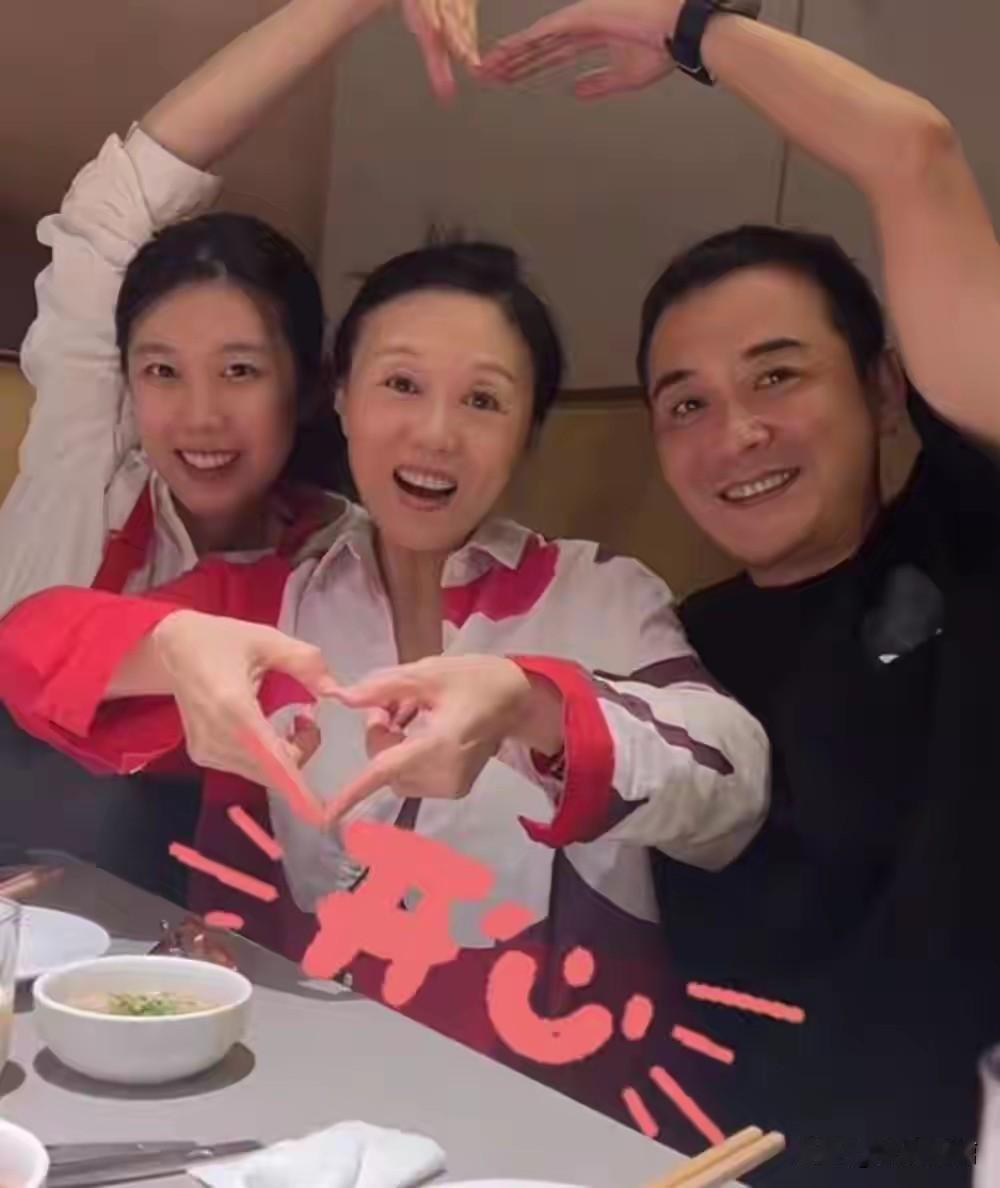 这是吴琼妹妹家的孩子，被她当做女儿养，跟着她一起直播带货短视频。小姑娘从小和