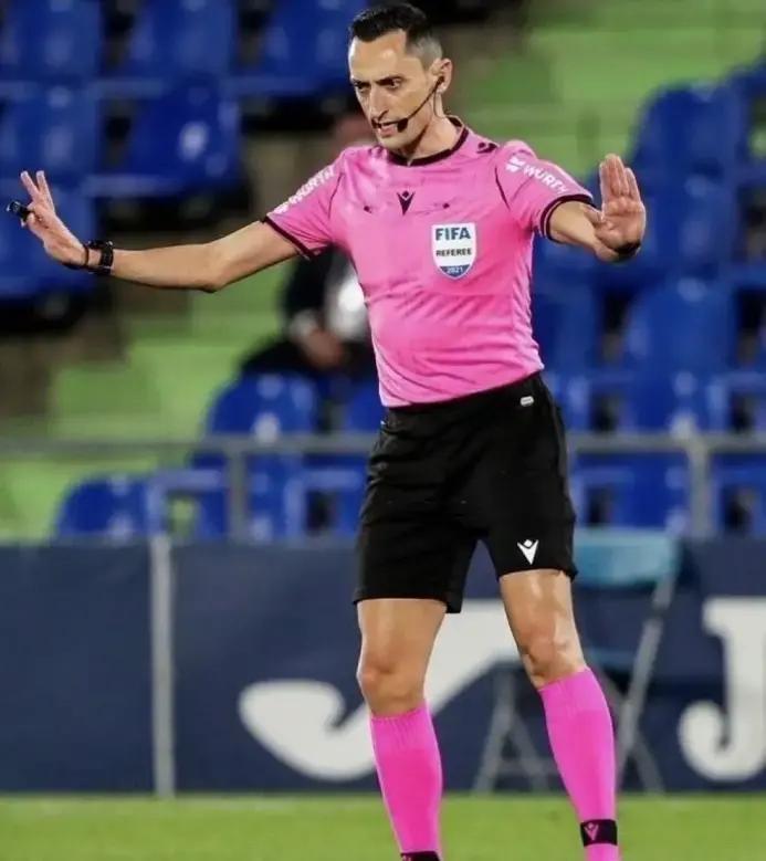 查他执法巴萨76%胜率，现在要吹世界杯了。国际足联说，一切等西班牙法院判决