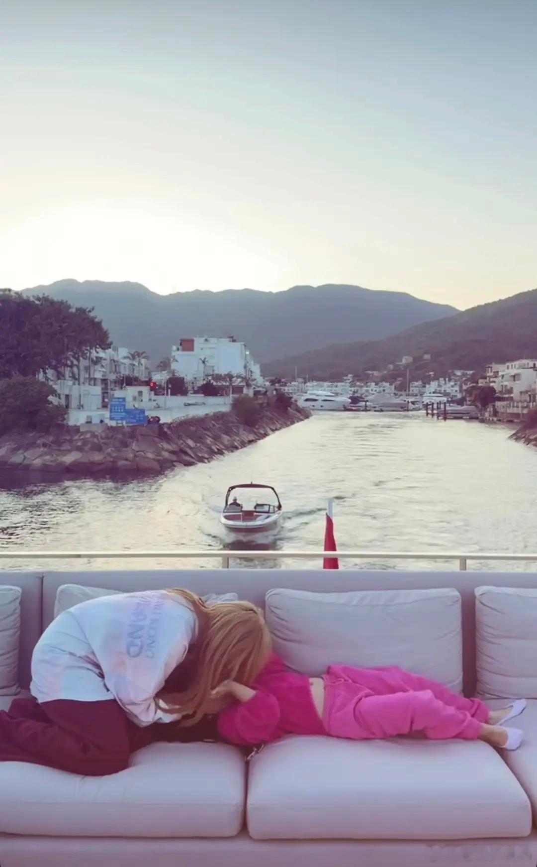 何超盈情人节带女儿出海，6岁辛阡觅在游艇上好欢乐，丈夫没露脸！