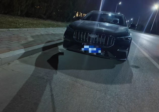 现在下班终于有人等我了那就是我的帝豪其实现在这一刻感觉买车还是挺值得的，但是我