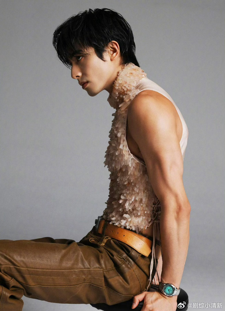 宋威龙怎么拍怎么有宋威龙拍杂志了怎么演了几部湿发皮衣那组图，确实有《无间道》的