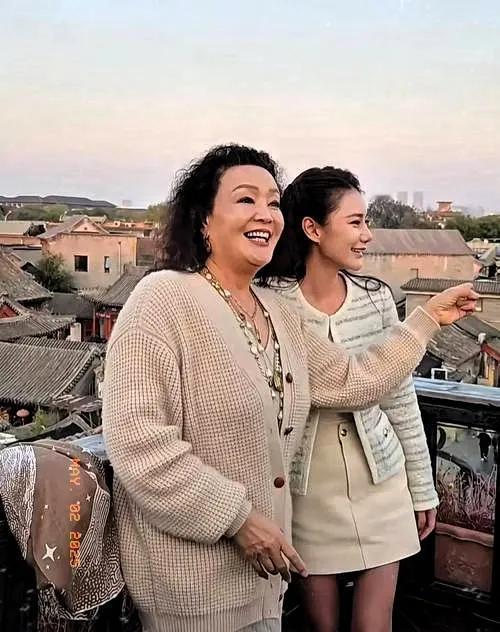 马筱梅的婚姻状况最近成了热点。葛二蛋声称马筱梅没和前夫郑先生领结婚证，但郑先生直