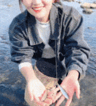 妹子这是用石头炸鱼？