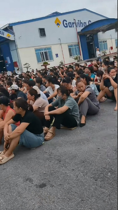 越南中资鞋厂开早会，工人坐在地上聆听，这里的高层管理人员都是中国人，中国管理讲一