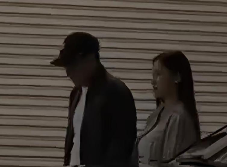刘恺威新恋情曝光，女方胸挺屁股翘，两人十指紧扣大方与人打招呼娱乐