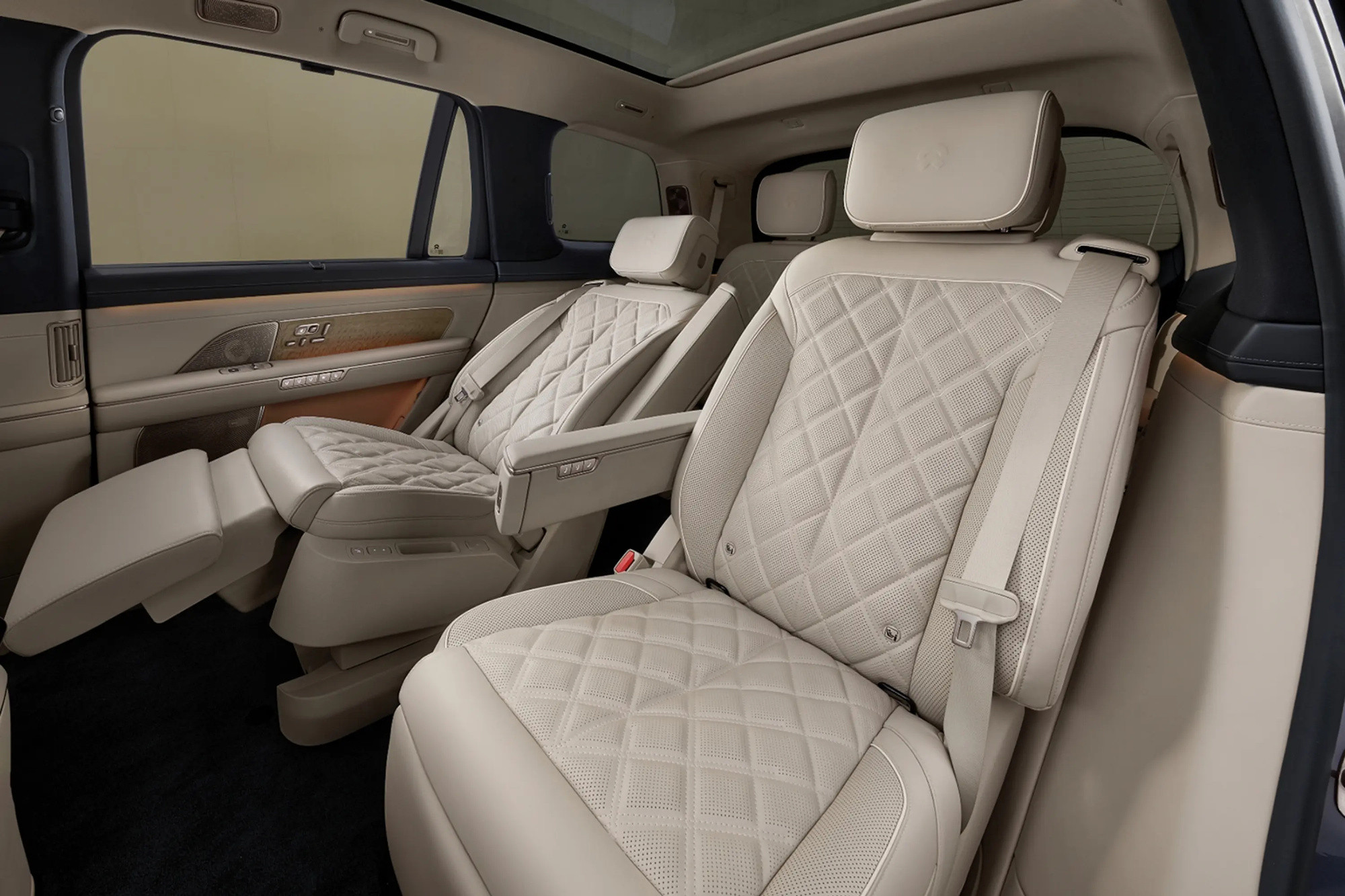 发现身边开蔚来ES8的人越来越多🚗慢慢了解下来，才知道它能受欢迎，不是没有道理