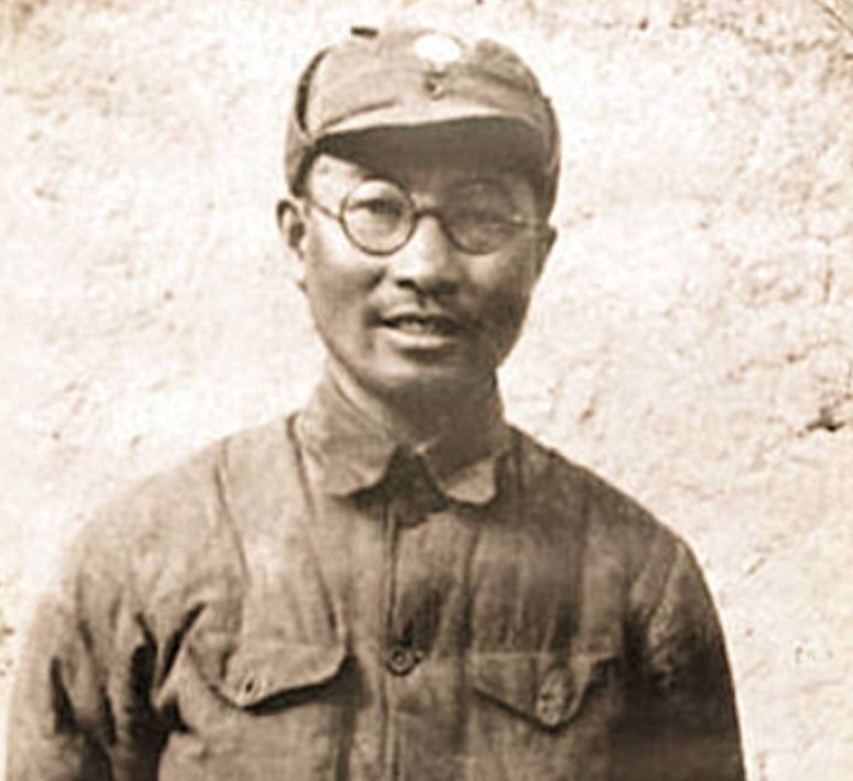 陈赓去上海治疗腿疾，正赶路时，迎面走来一军官问：陈赓你咋了？1932年，河南信