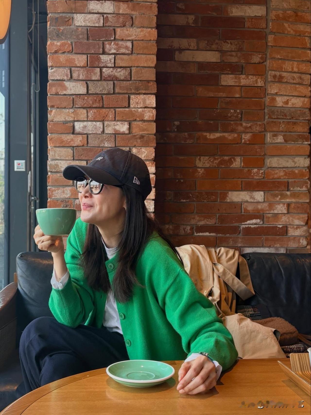 近日，演员崔智友在Instagram上传了多张照片。公开的照片中，崔智友置身温馨