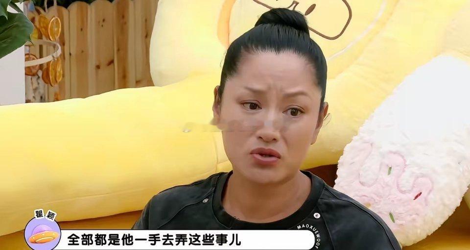 瞿颖，哽咽落泪。8月26日，55岁的瞿颖，冲上热搜，节目中，她谈到好友胡兵，直接