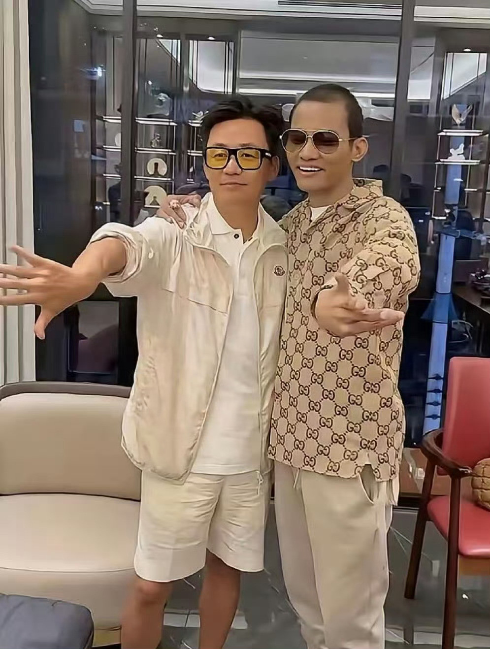 好家伙，差点没认出来。以前老土得很，现在竟时尚起来了！