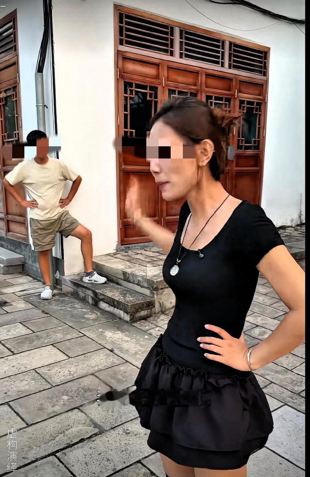 女子去相亲，没看上男方，但男方却一直纠缠她并且还来到了她家。她实在忍不了就告诉自