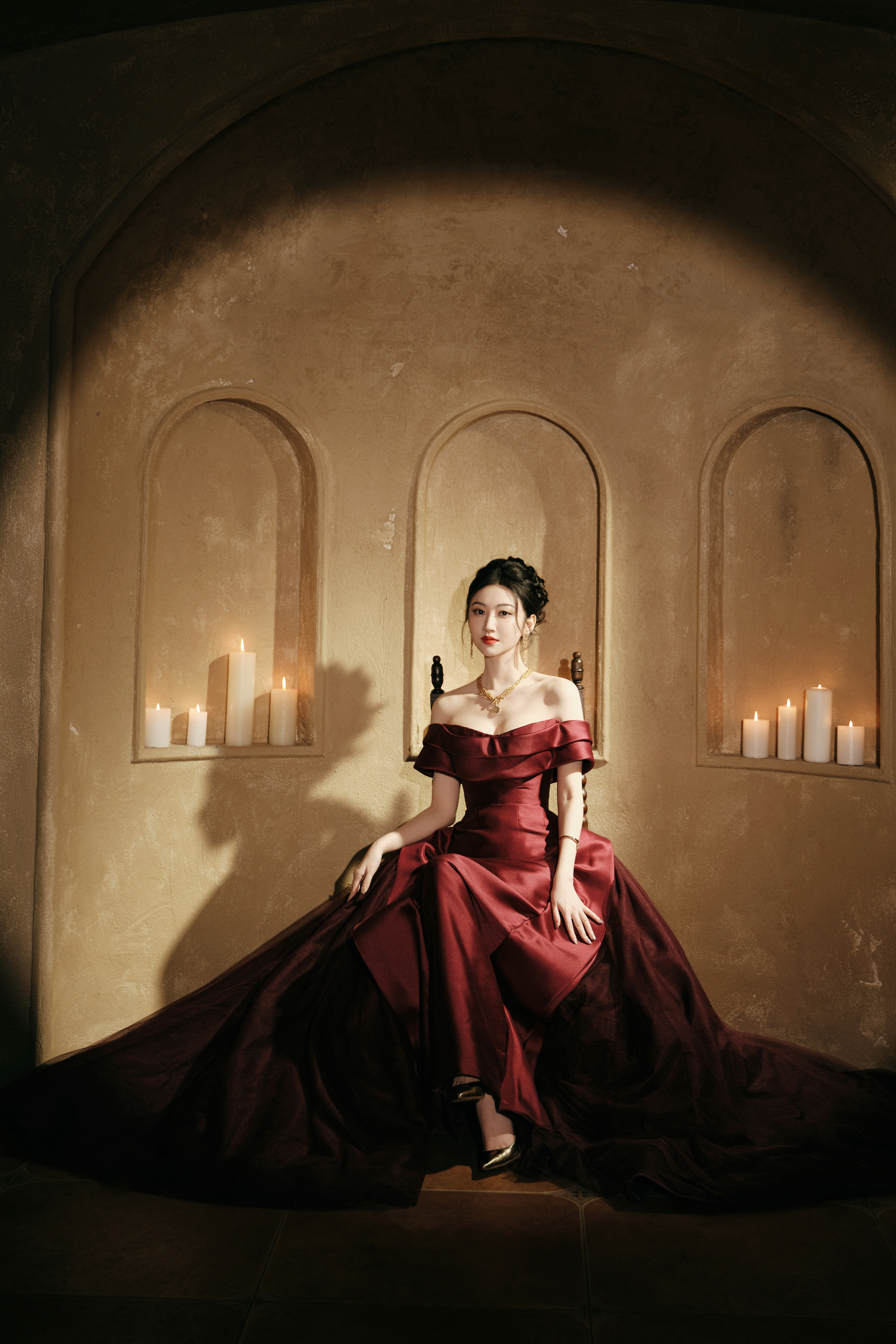 景甜酒红丝绒裹着复古的矜贵，每一寸光影都在诉说着旧时光里的优雅与神秘