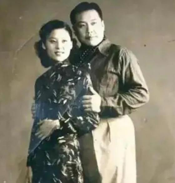 1936年，21岁袁祜祯和18岁的曹士岳大婚。洞房过后，曹士岳发现新娘不是完璧之