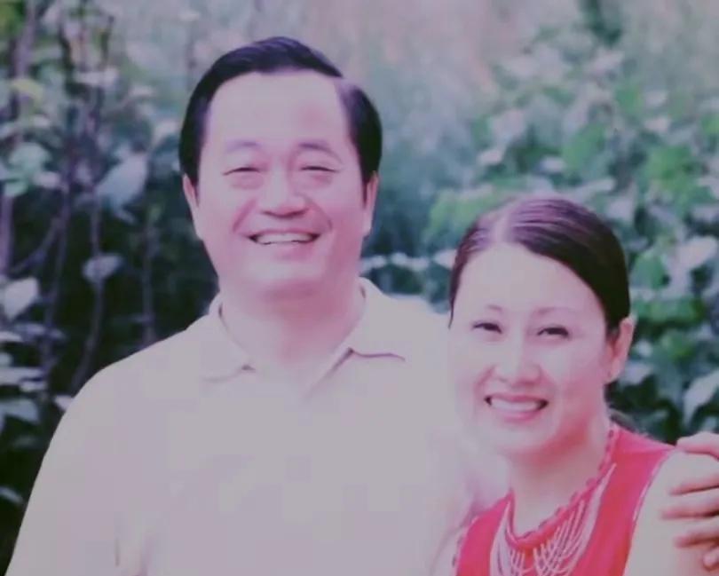 难怪张凯丽在娱乐圈那么活跃，而且看上去很热心的关心各位老演员，原来自己的婚姻很幸