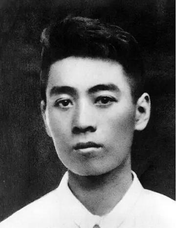 1966年，周总理在大会堂接见外宾，一颗子弹突然射进了大会堂。总理十分恼怒，下令
