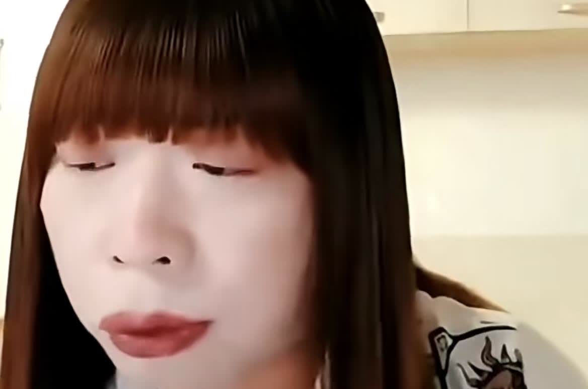 大千世界无奇不有，六十多岁的他披上长发，化上浓妆，穿上花裙子男扮女装，竟然约了上