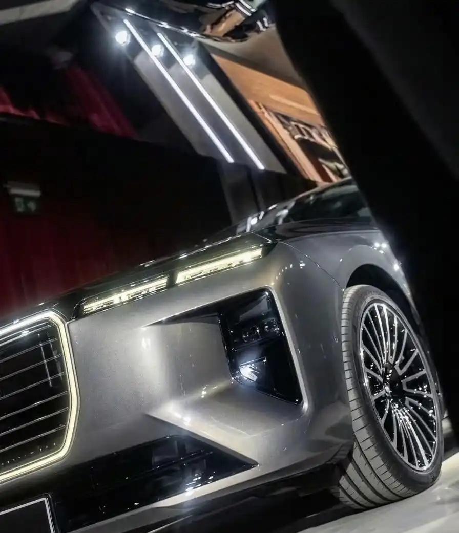 全新改款的宝马7系和宝马X5实车图曝光，宝马真的是一去不复返了？怎么造型越来越不