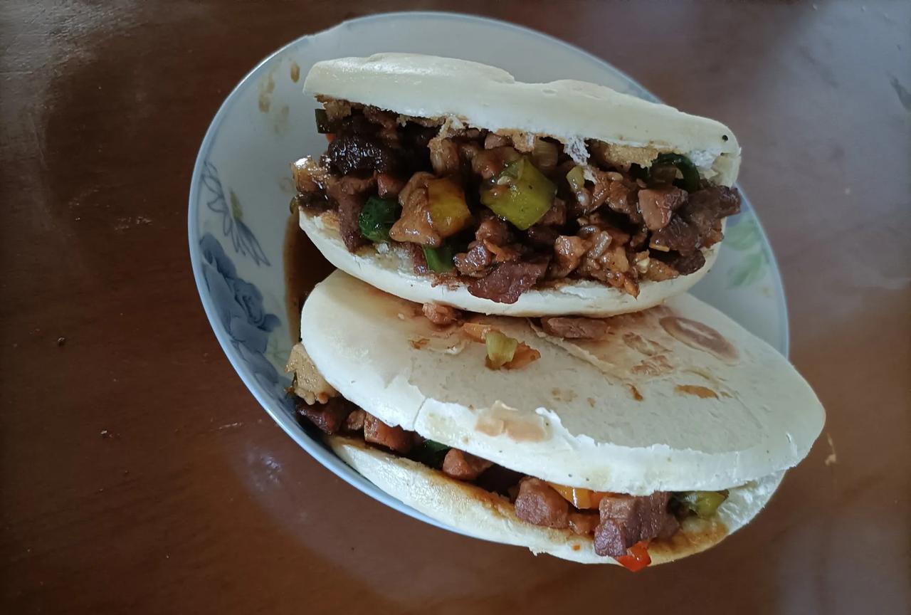 现在外面卖的肉夹馍多少钱一个？记得2023年9月在山西太原市吃过一