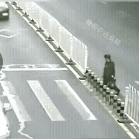 大妈在斑马线过马路，她瞄了一眼急驰而来的小车，心想：斑马线量你不敢撞我，于是她把