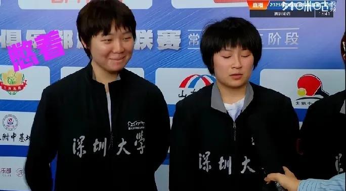 蒯曼真的是忍不住了！终于大笑起来，令旁边的平野美宇摸不着头脑乒超赛场上欢乐多，
