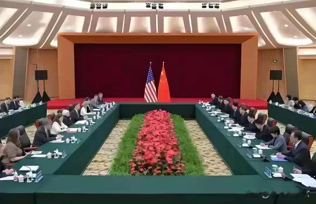 特朗普昏招不断国内外一片大乱，上任不到一年让美国元气大伤，关键时刻再次违约对华发