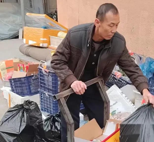 这年头，老实人是不是活该被坑？内蒙古老杭，干工程四十年，没欠过工人一分钱。卖