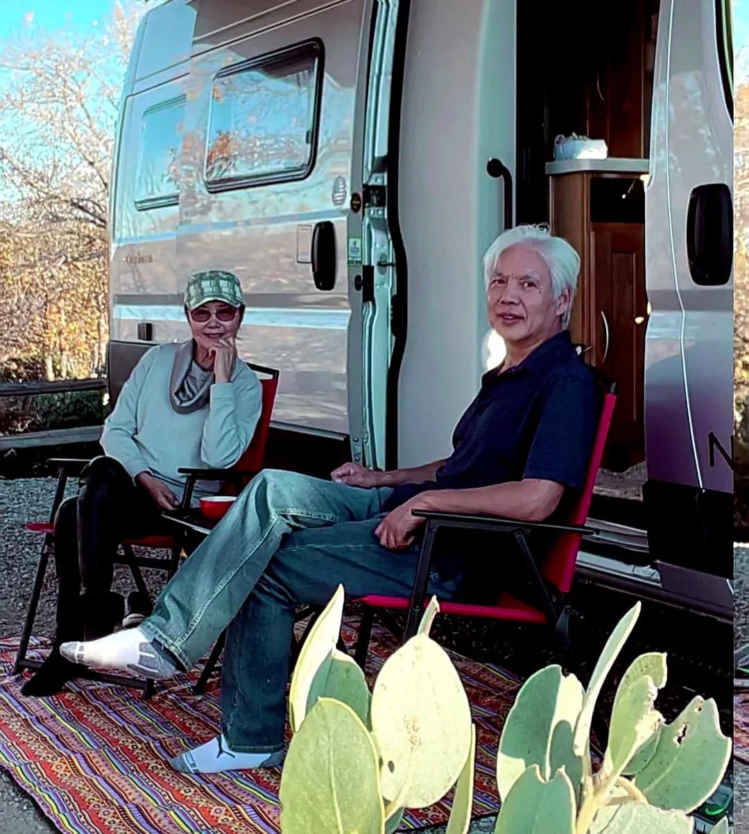 71岁姜黎黎开房车自驾游美国，与小3岁老公一起看仙人掌好恩爱！12月10日，姜