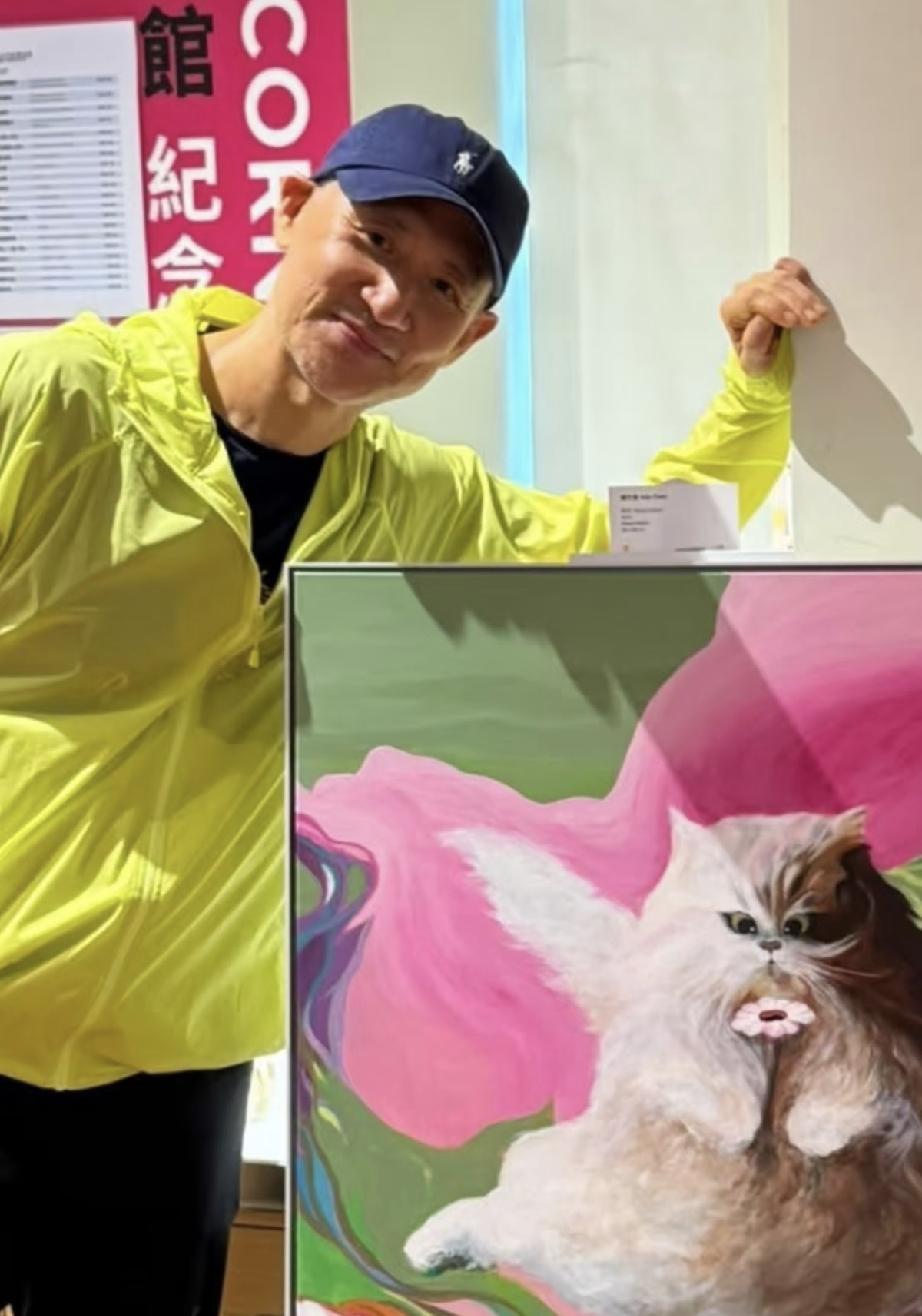 6月9日，张学友现身香港大坑火龙文化馆，依旧穿着熟悉的鞋子和裤子，很朴素节约，总