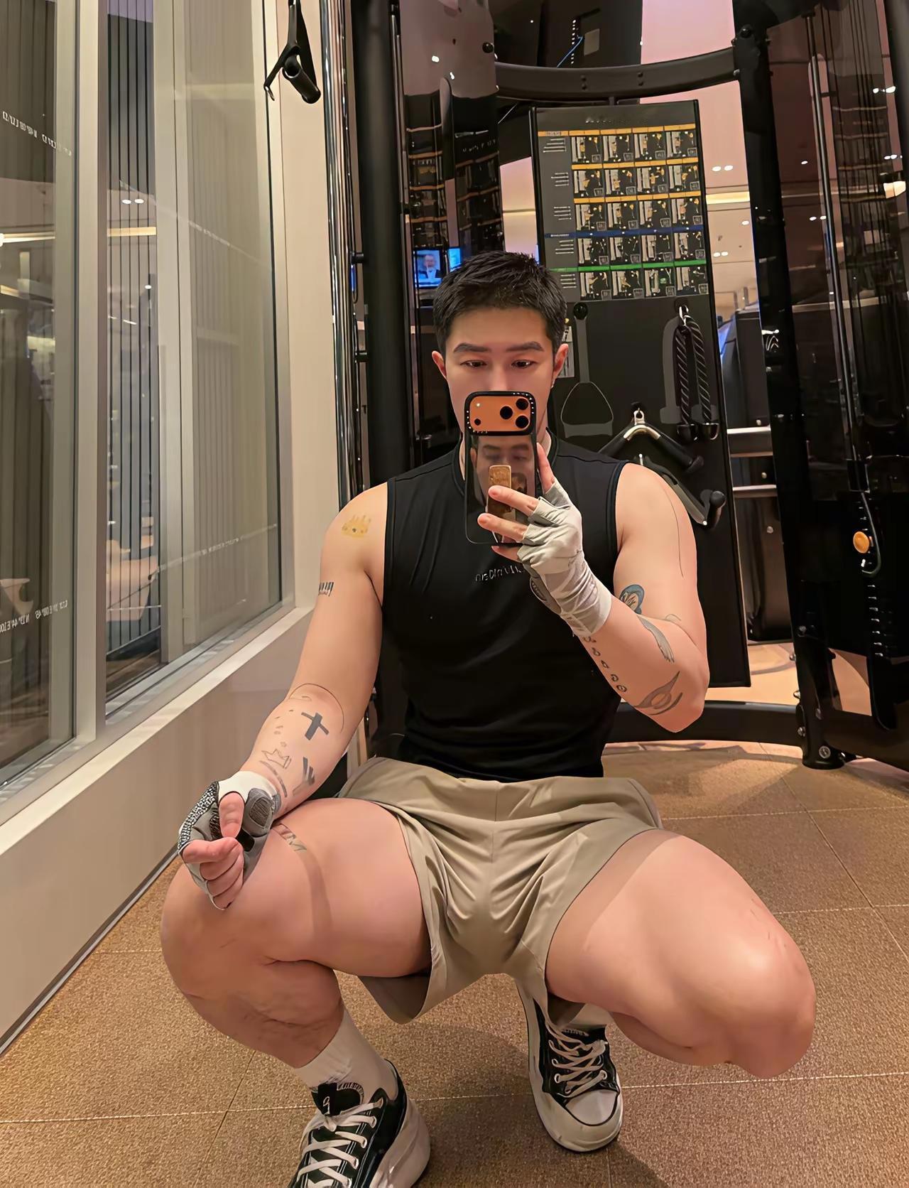 天气暖了之后，最明显的变化就是视线开始变得忙碌。咱们走在街上，总会被那些肩宽腰窄