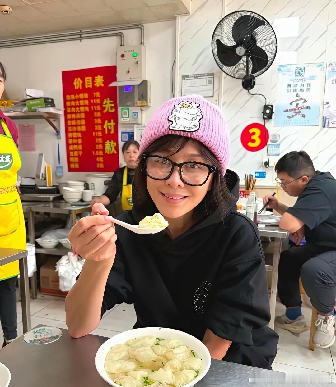 60岁刘嘉玲，陪母亲回老家苏州，在苍蝇馆子吃云吞，看起来像少女一样，一点不显老！