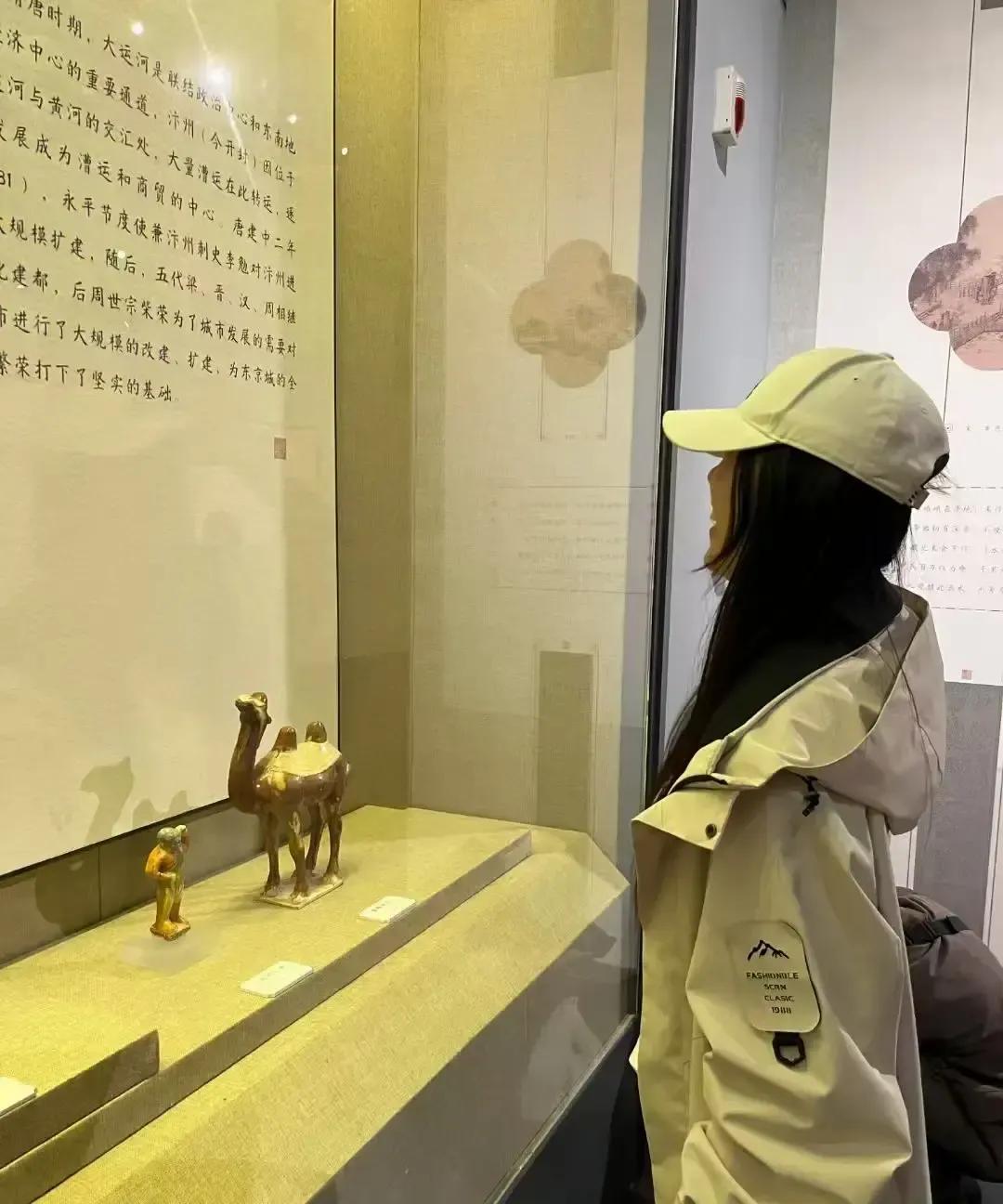 我刷到个剖腹产宝妈发视频说婆婆把没消毒的奶瓶直接塞娃嘴里她当场炸毛。我隔着屏幕