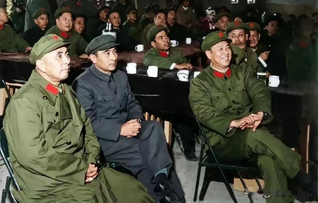 1973年，新疆军区司令员兼新疆维吾尔自治区委员会第二书记杨勇将军（前左一）和自